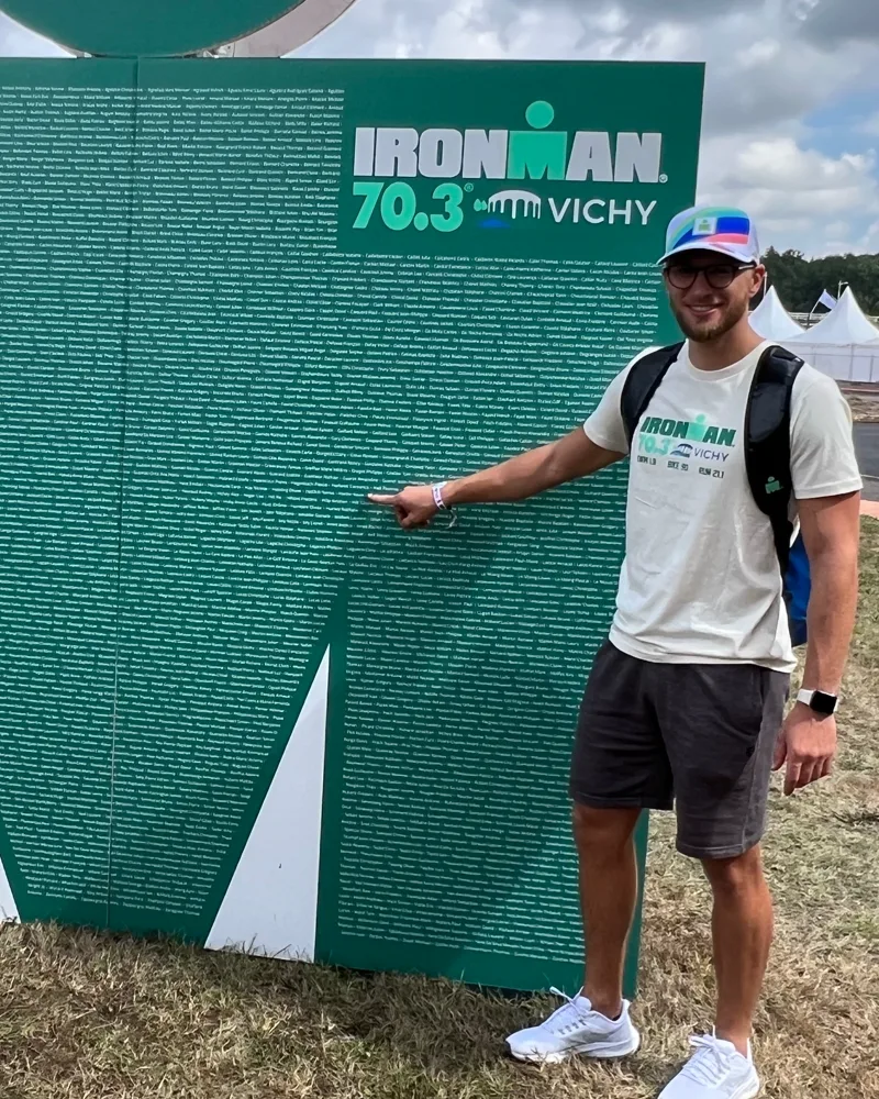 Kevin devant le panneau de l’Ironman 70.3 de Vichy